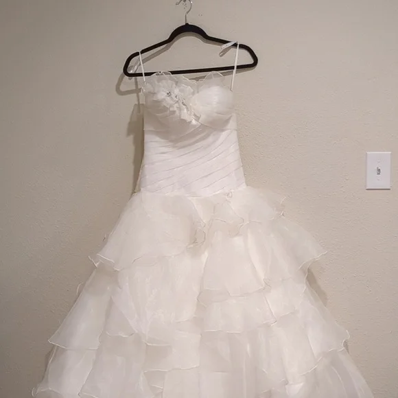 Stunning Allure Bridals Ivory Wedding Dress Size 4 - Picture 1 of 13